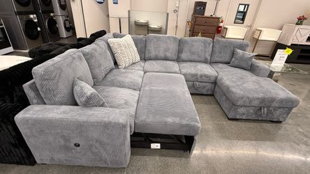 SECTIONAL WITH PULL OUT AND STORAGE