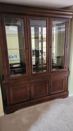 Dining room table, chairs, hutch - Broyhill