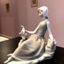 Lladro Collectible Figurine" Girl With Dove" 