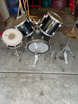 TAMA 5 piece Drum Set