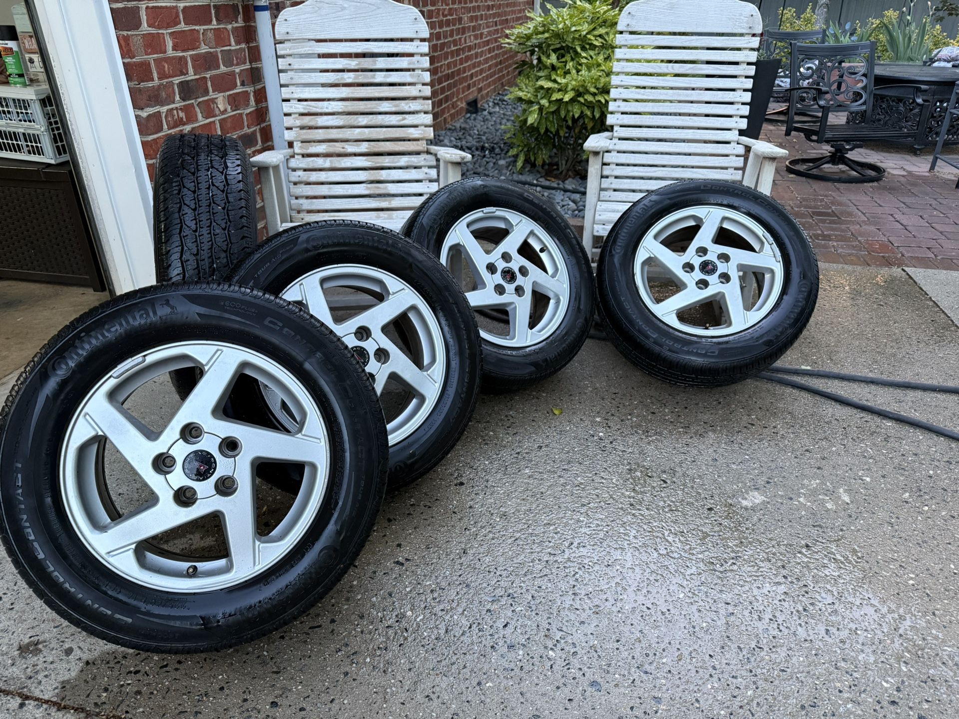 Pontiac Bonneville OEM Original Alloy Wheels plus tires