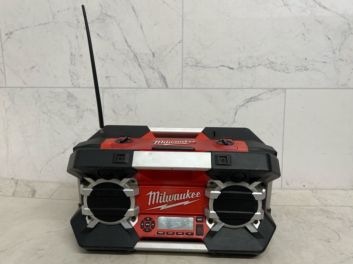 Milwaukee 2790 20 12 Volt 28 Volt 40 Watt Rugged AM/FM Jobsite