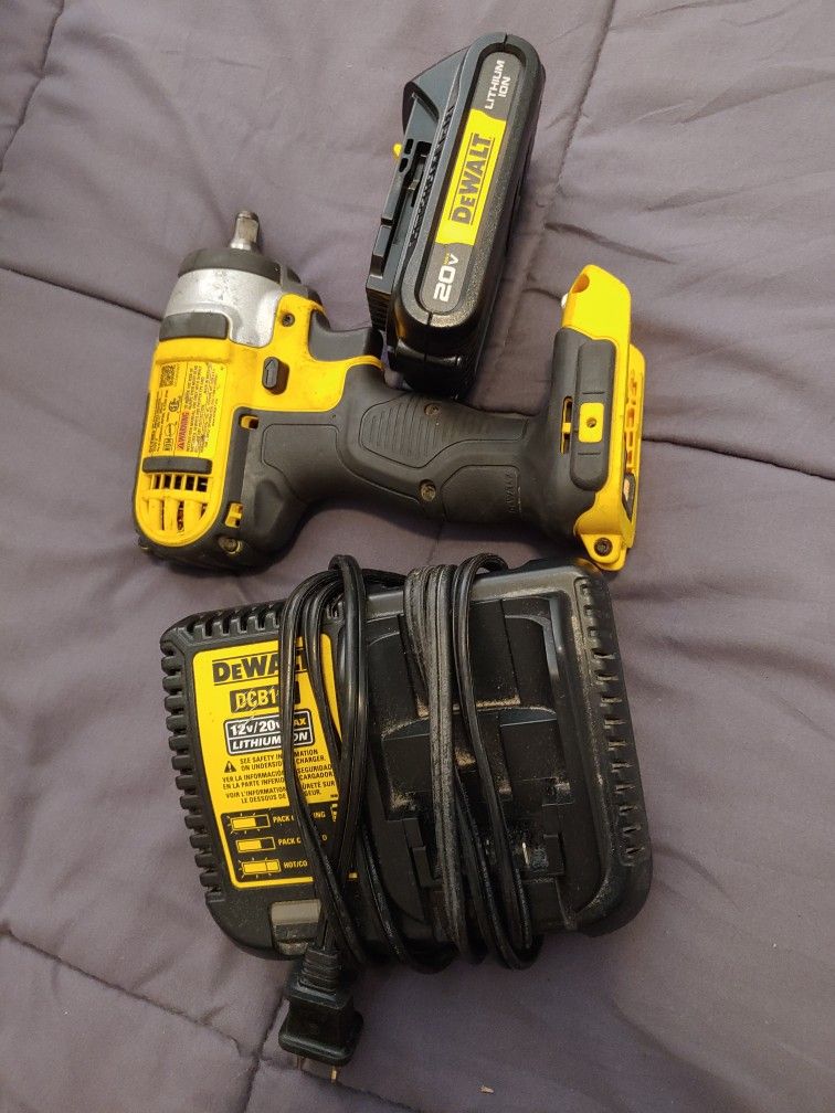De Walt Drill with battery and charger