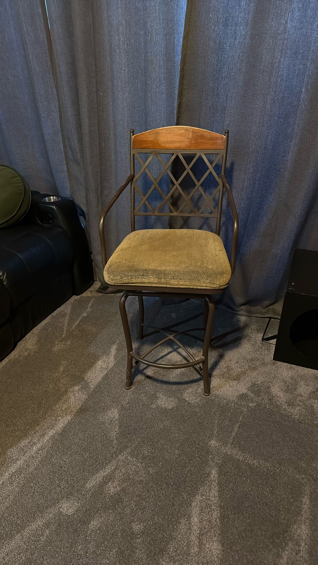 4 Kitchen/ Bar Stools