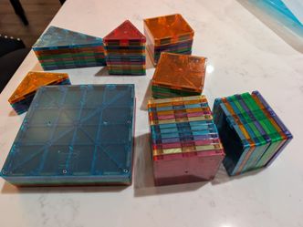 Mixed lot magnetic building tiles