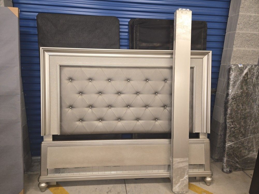 King-size Glamorous Bed w/ matching Lamps