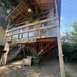 Free tree houseor free wood  u pick up arcadia