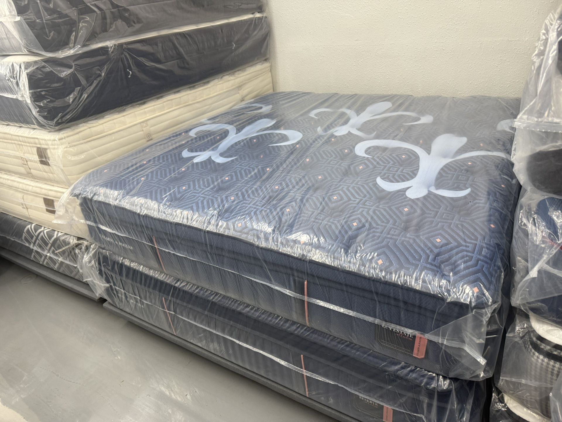 KING SIZE STEARNS & FOSTER LUX ESTATE PILLOW TOP MATTRESS & BOX SPRINGS BED SET
