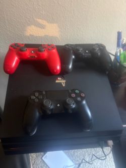 PS4 pro 3 controllers