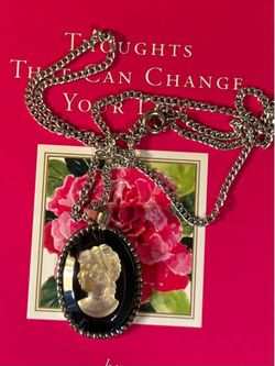 Gorgeous vintage cameo pendant necklace