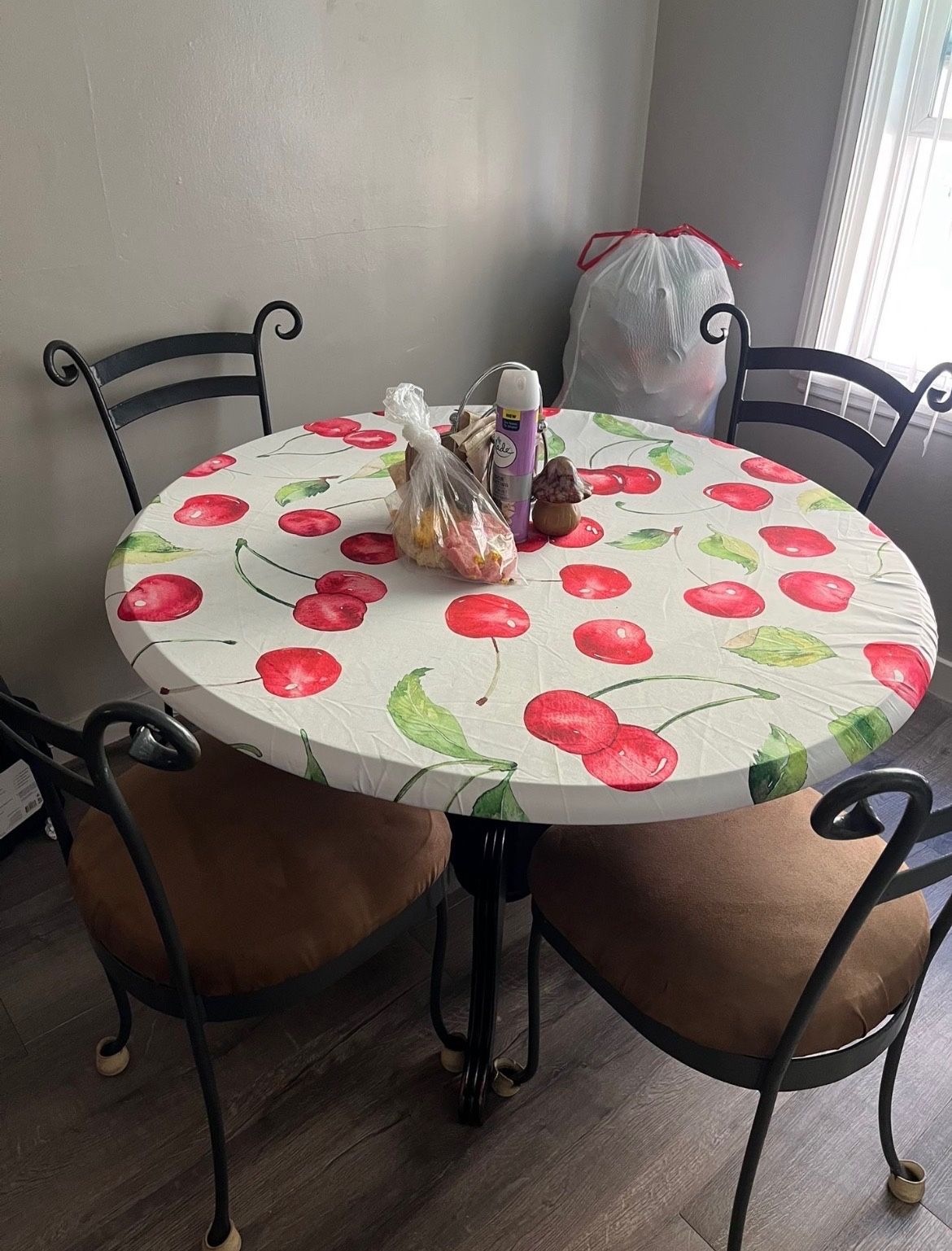 Round Table 4 Chairs