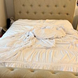 Queen Tufted Bed 
