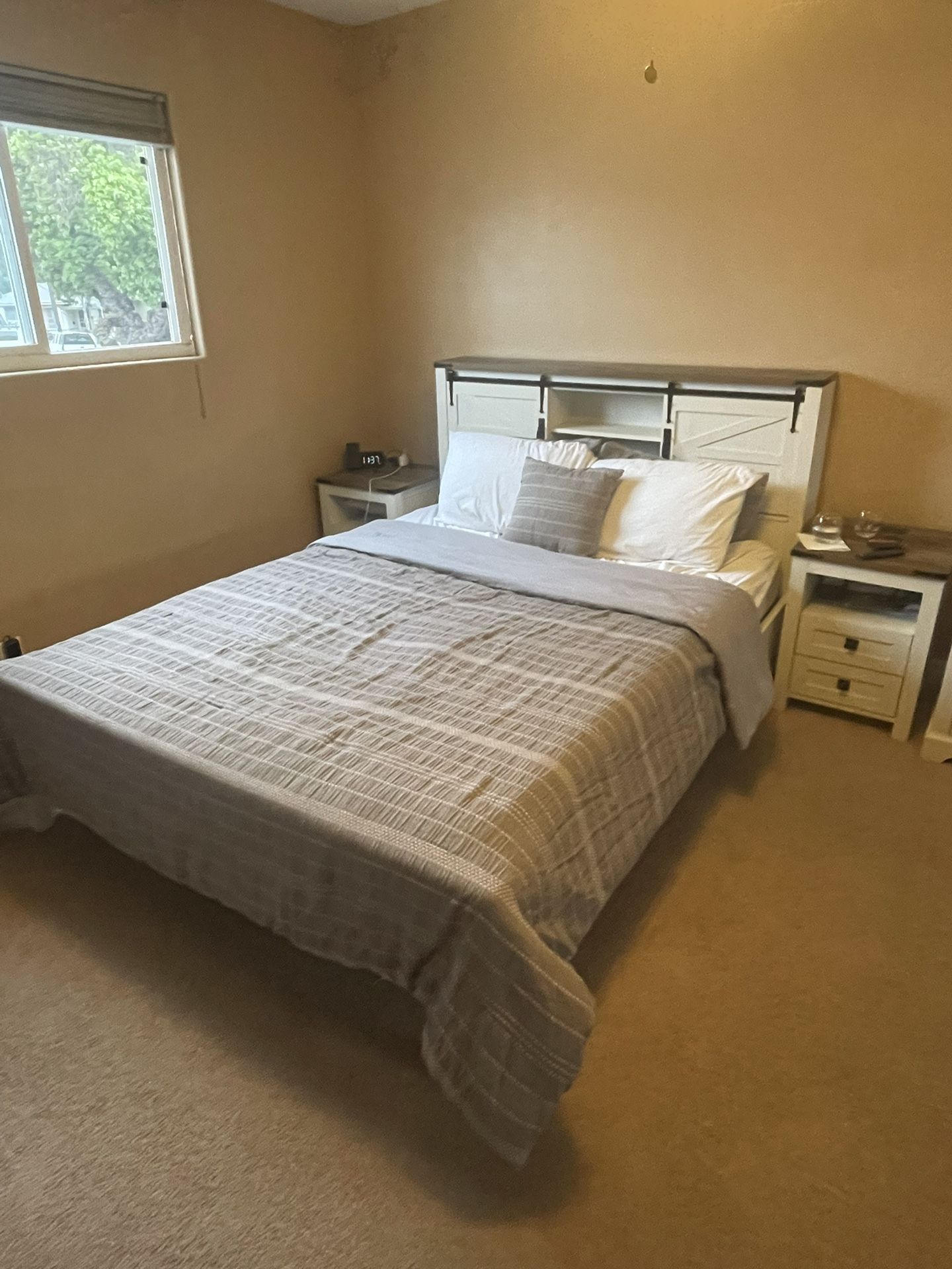 Complete Bedroom Set – Like New – Queen Bed + Desk + Dresser + Nightstands