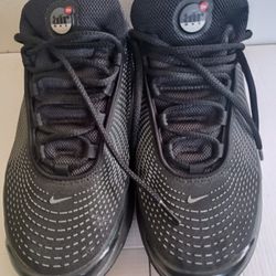 NIKE Air Max  DN all night black Light crimsomo  sneakers In good Condition size 10 
