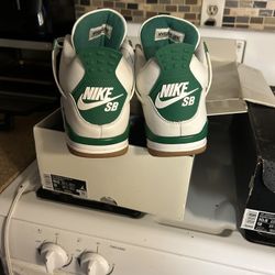 Retro Jordan Four “Pine Green” SB