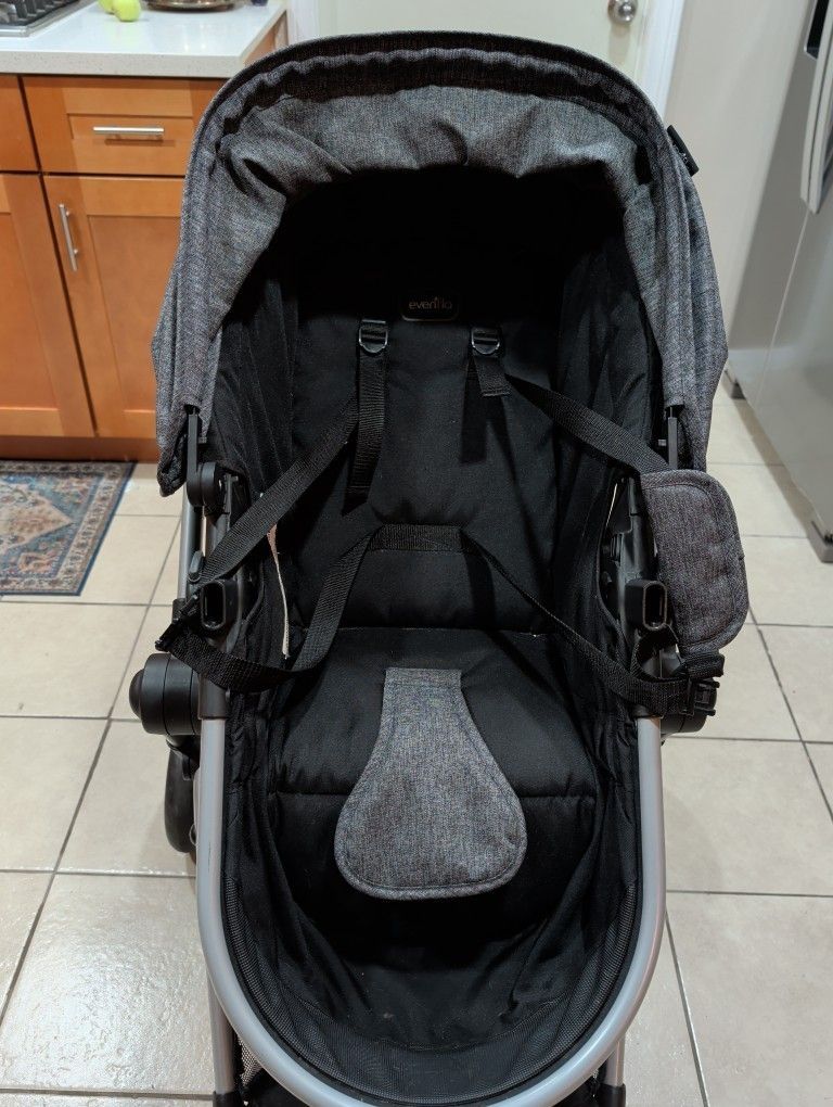 Stroller Evenflo Pivot It Can Turn Into A Bed For Baby Very Nice Stroller Dependable And Easy To Use Make Offer 