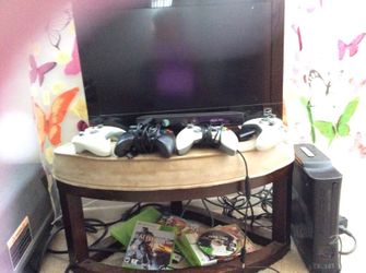 Xbox kinect with controllers and games