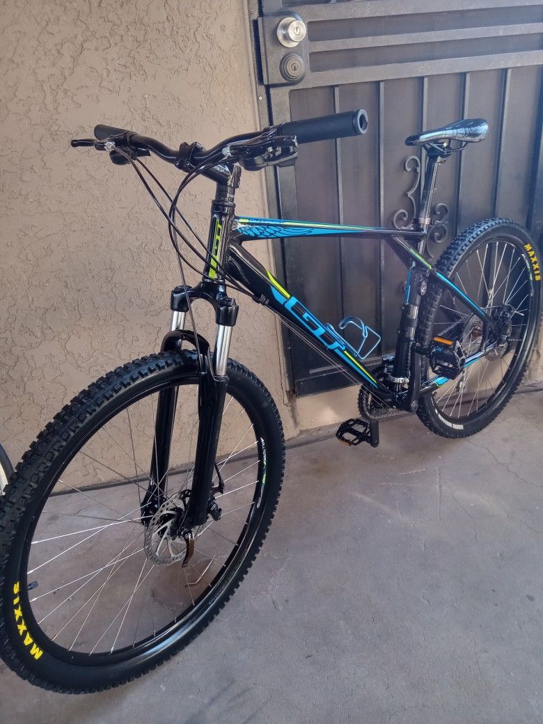 Nice Bike GT TIRES SIZE 27.5 FRAME SIZE LARGER DISC BRAKES