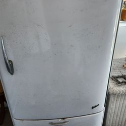 1941 Deluxe General Electric (Type PB7-41A) refrigerator i 