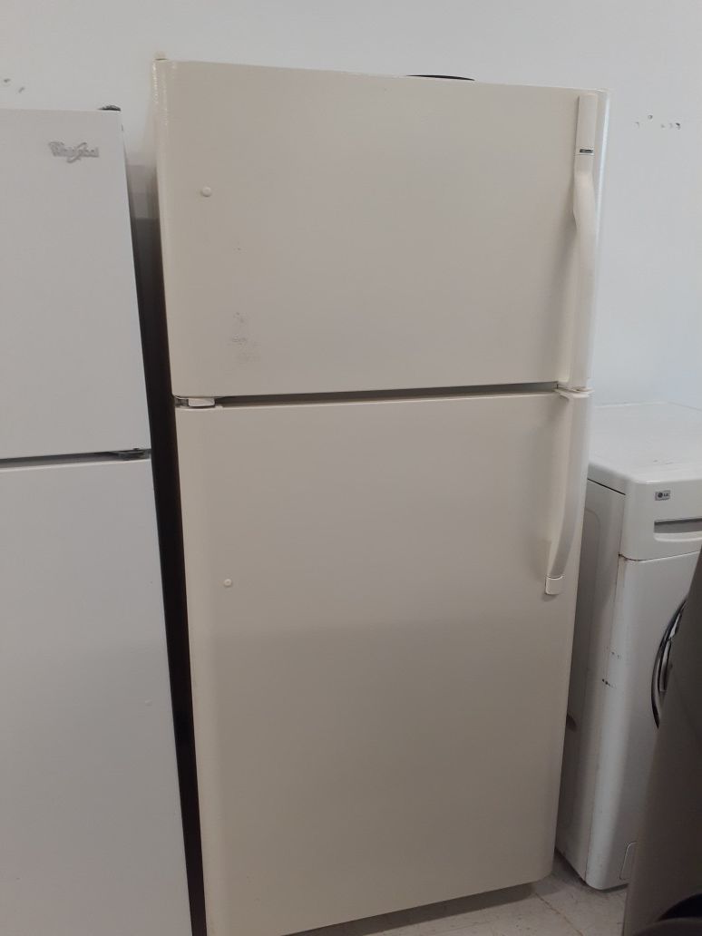 Kenmore top freezer refrigerator in good condition with 90 day's warranty
