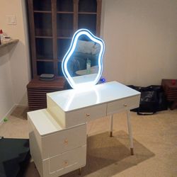 Vanity Desk Like New (With Light Mirror)