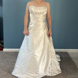 Beautiful Madeline Gardner Wedding Gown Corset Back Adjustable