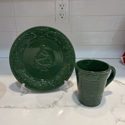 Decorative Embossed Holiday Plates (Green&Red)