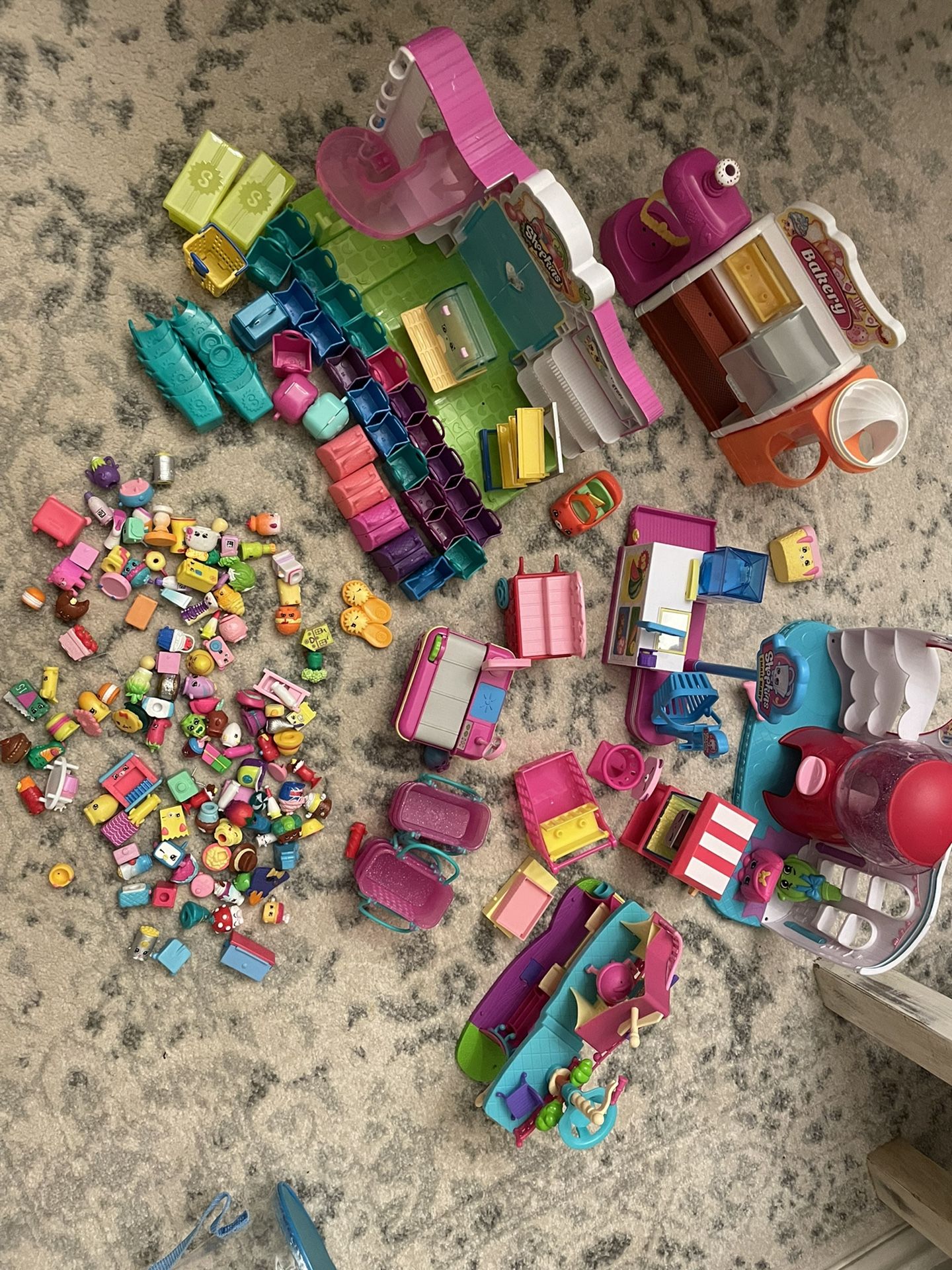 Over 100 Shopkins And Play sets 