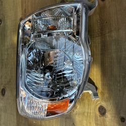 2005-2011 Toyota Tacoma Headlight Right Side 