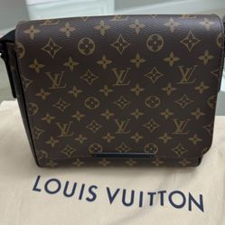 LOUIS VUITTON MESSENGER