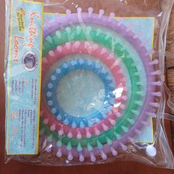 4 skeins yarn & knitting loom set