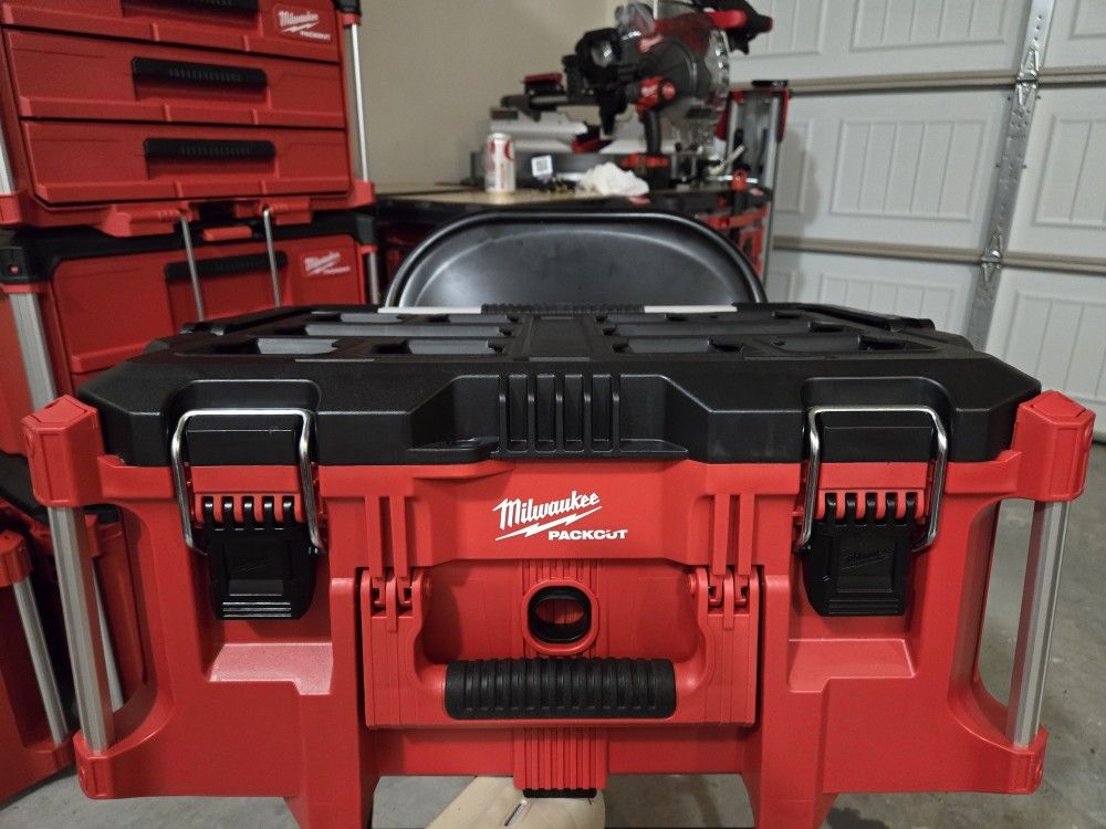 Milwaukee 48-22-8425 100-Pound Capacity Polymer Packout Large Tool Box