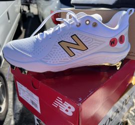 New Balance White & Gold Size: 11Womens