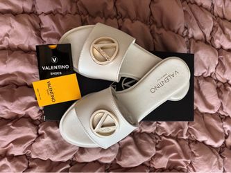 Brand New Valentino Bugola white sandals, size 8 but run like a 7.5
