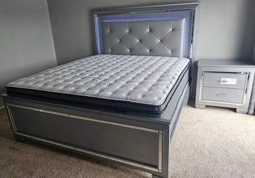 Queen Bed
