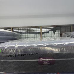 QUEEN SIZE SIMMONS BEAUTYREST WORLD CLASS LEVEL 3 (MEDIUM) PILLOW TOP MATTRESS & BOX SPRING BED SET