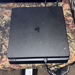 PS4 Slim 1TB W/3 Games