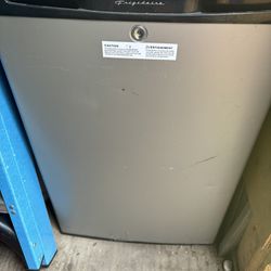 33” Frigidaire Refrigerator 