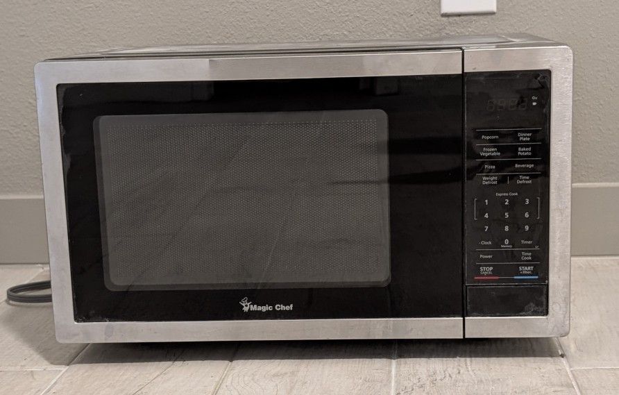 Magic Chef 0.9 cu. ft. 900-Watt Countertop Microwave – Stainless Steel