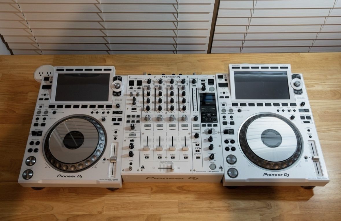 2x White Pioneer Limited Edition CDJ 3000’s and 1x White DJM-900NXS2