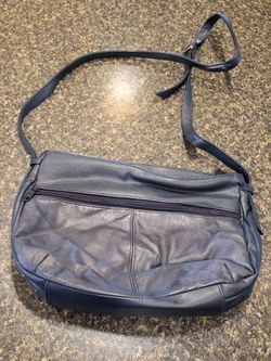 Purse navy zipper-top and snap-top, single strap, additonal zipper pocket on outside 8x13"