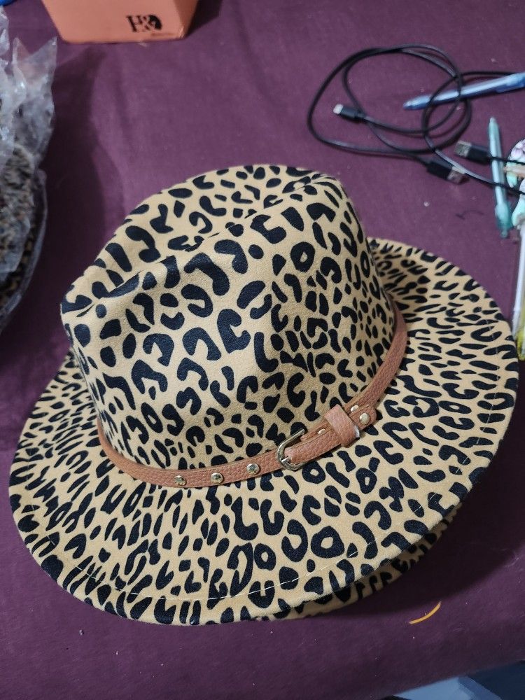 Women's hat new. I have available 3.