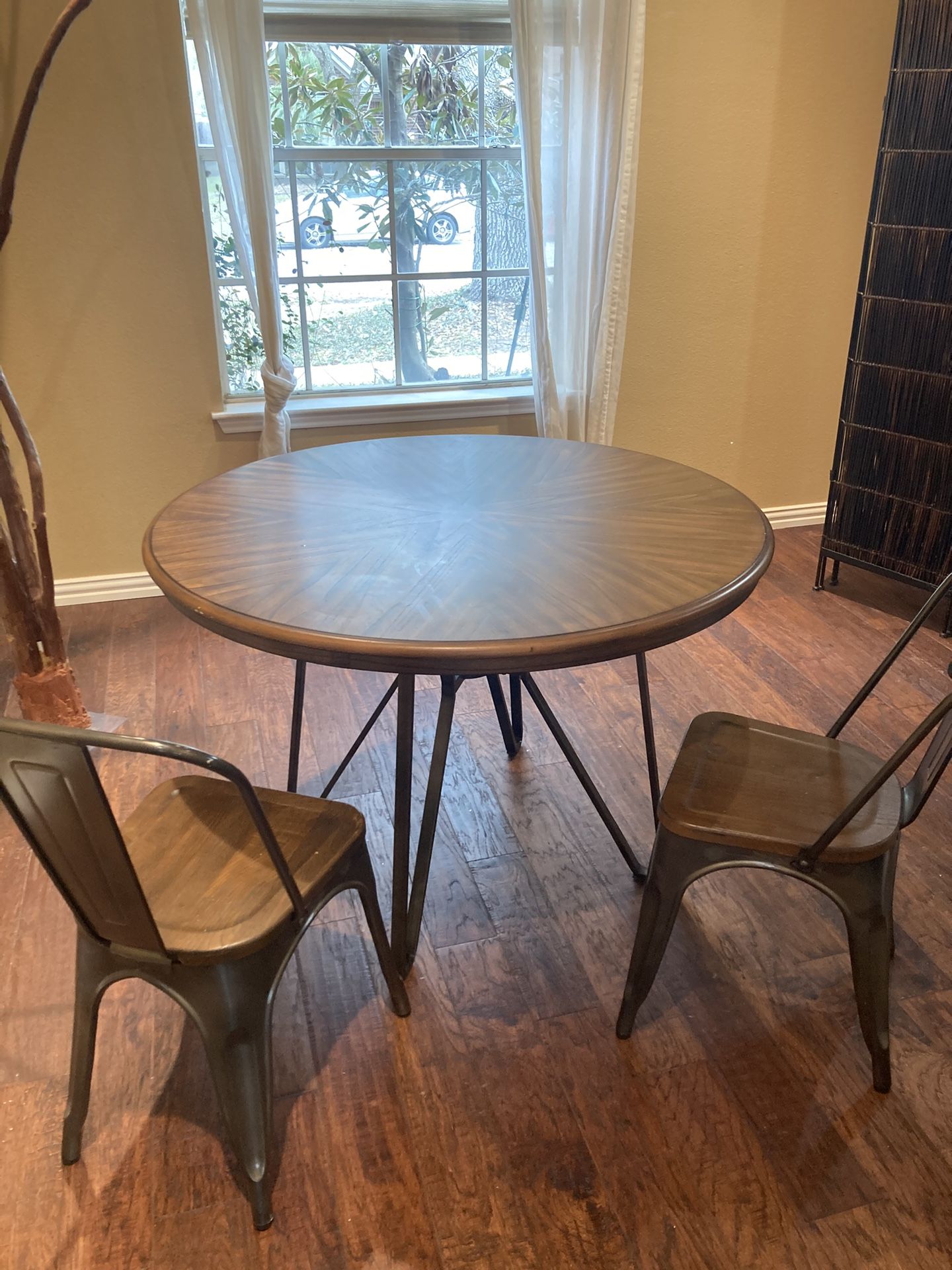 Round Dinning Table & 2 Chairs 