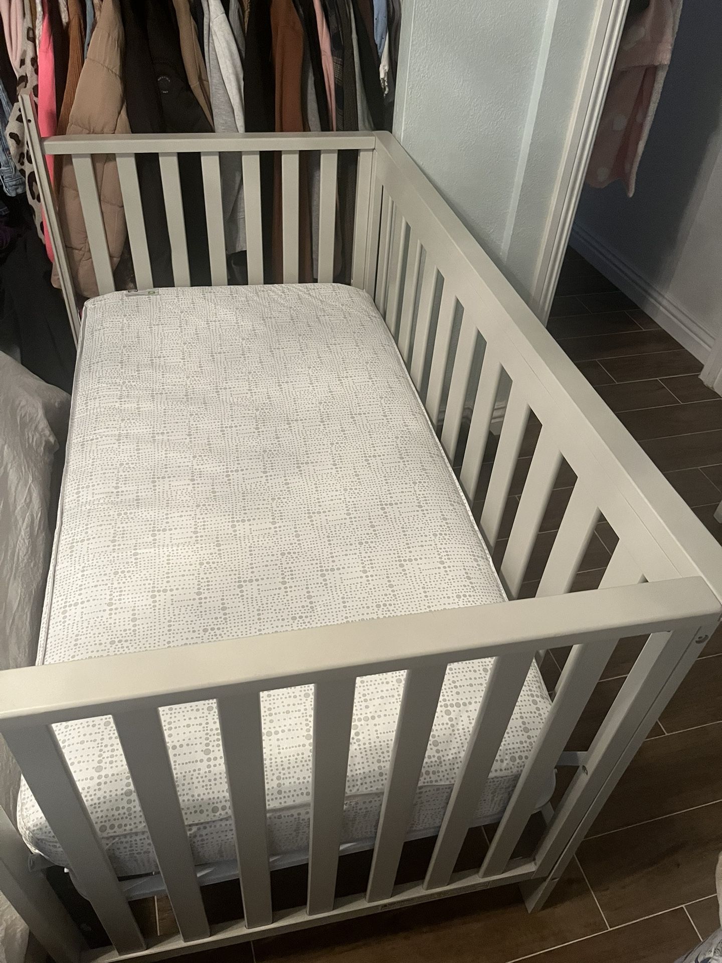 Baby crib and mattress 