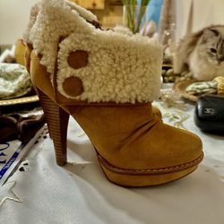  Sway fur UGGS shoe boots. 