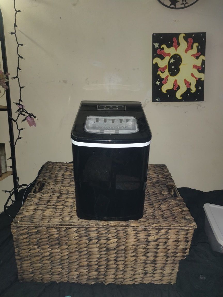 Intertek AGLUCKY ICE MAKER MACHINE 