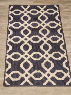 Accent Rug (Blue and White)