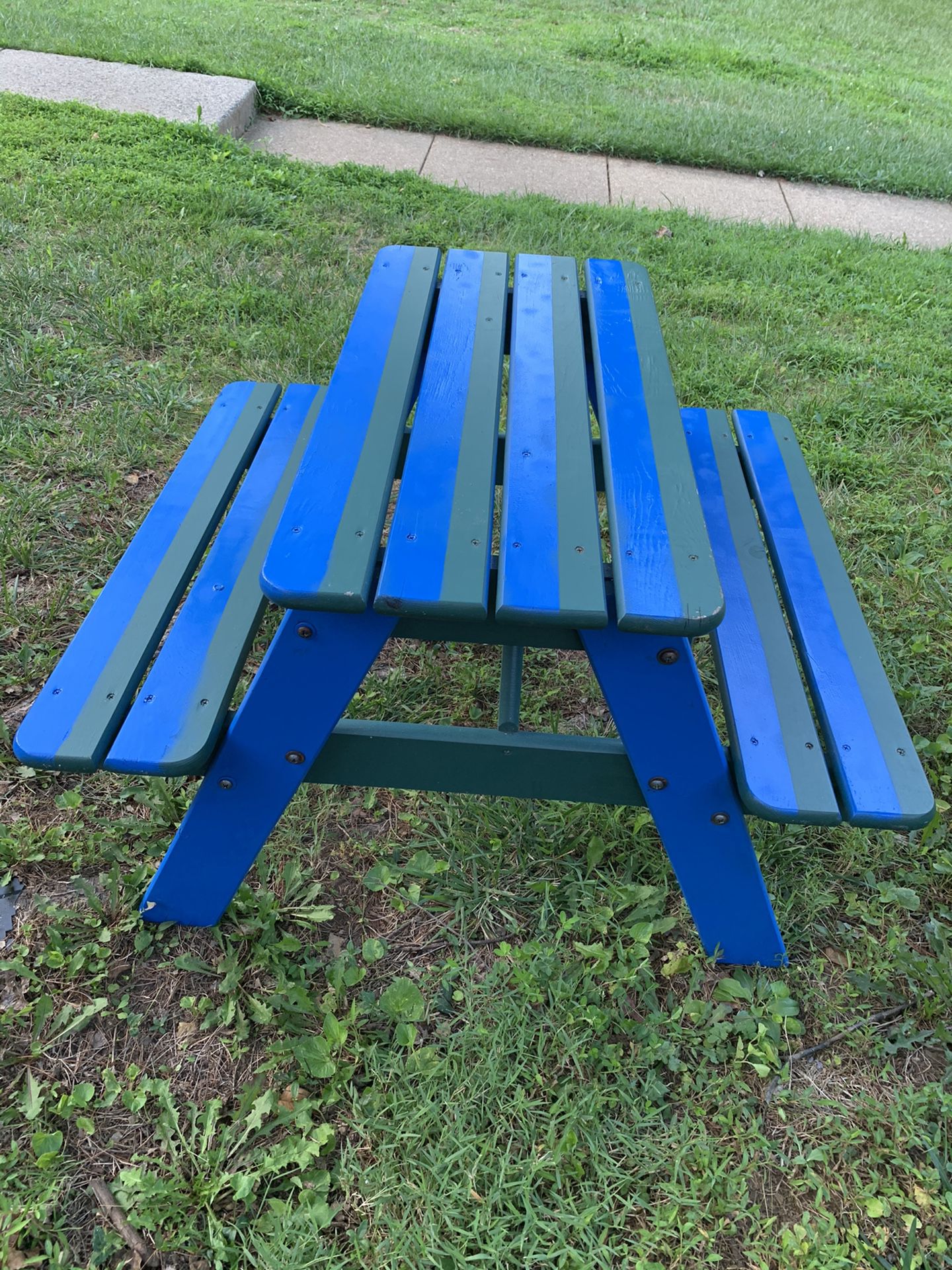 Outdoor Picnic Table for Kids ( in Great Condition) plz see all pictures for measurements