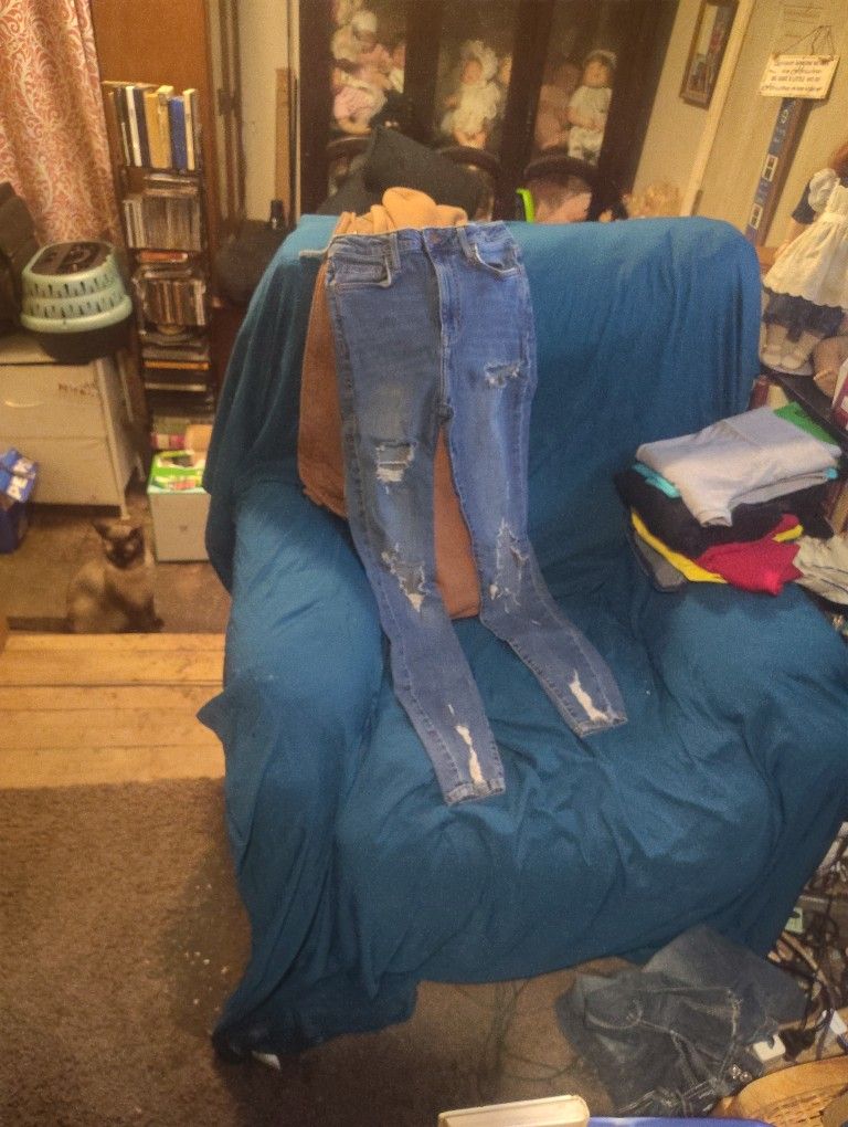 WOMEN'S FOREVER 21 BRAND VERY DISTRESSED SKINNY JEANS (SIZE: 25 IN.) GREAT CONDITION!