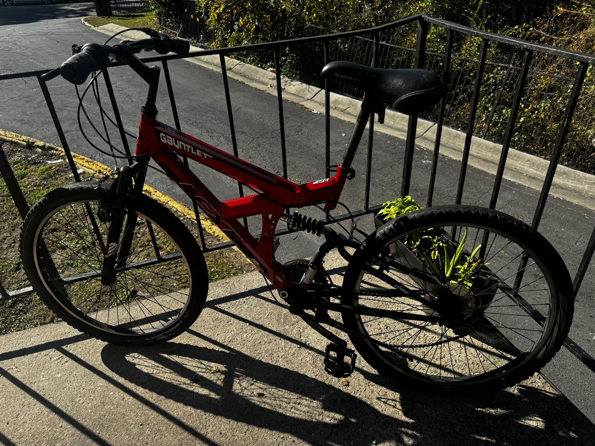 Schwinn Traverse 24” Mountain Bike Off Road Tires 21 Speed Bicycle